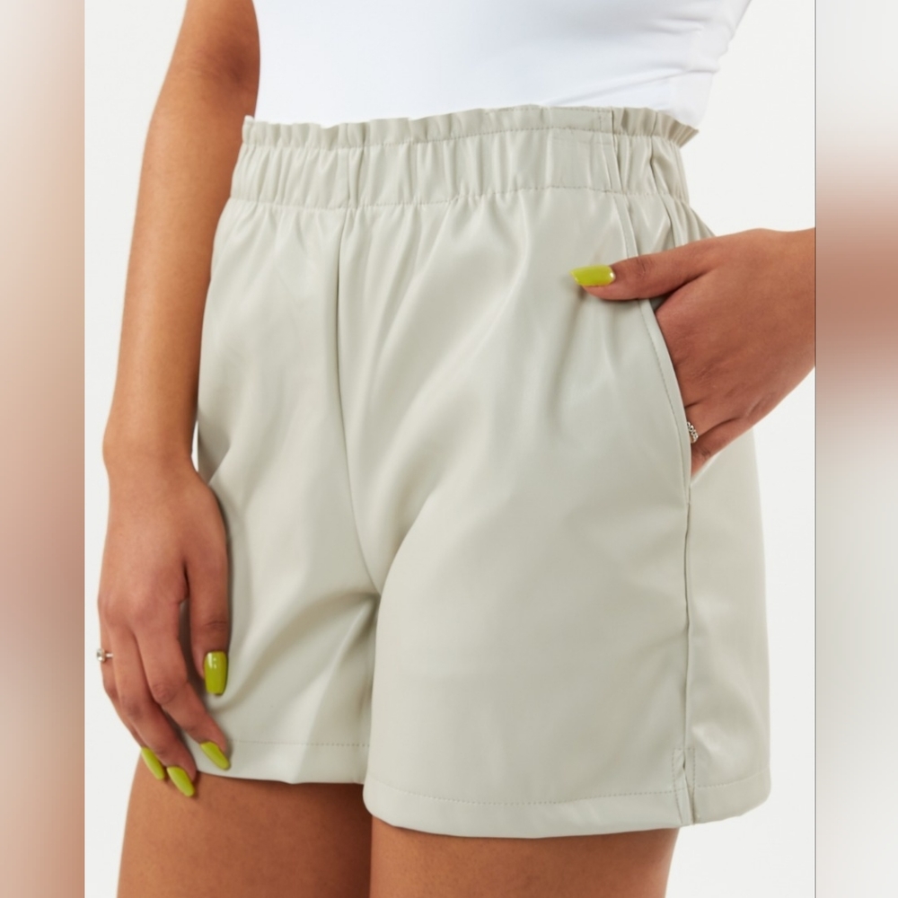 NWT Noa faux leather short. Medium. Stone